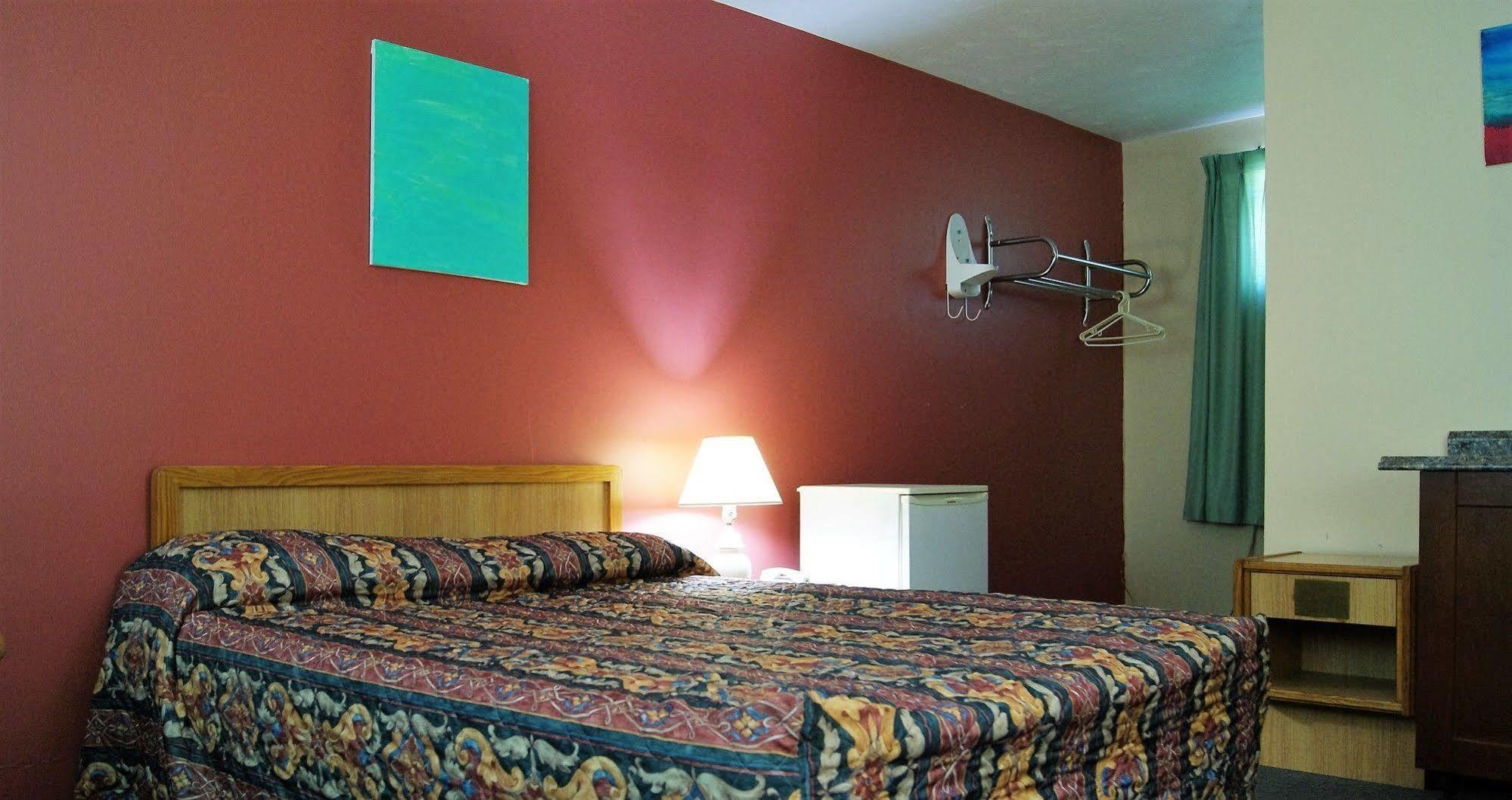 Blue Jay Motel Питърбъро Екстериор снимка