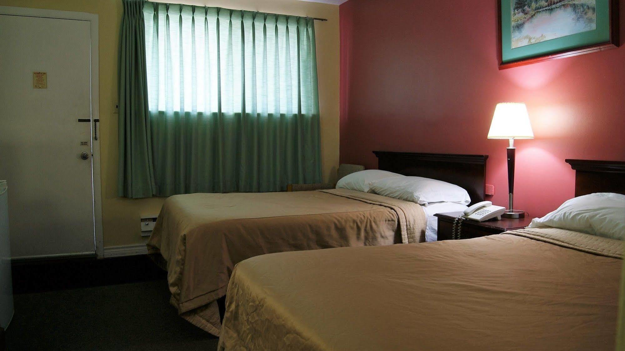 Blue Jay Motel Питърбъро Екстериор снимка